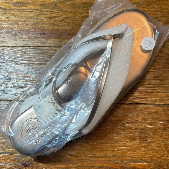 Solei Sea FP | Metallic Pewter Flip Flop / Sandals | Women’s 11 & 6 - Picture 3 of 3